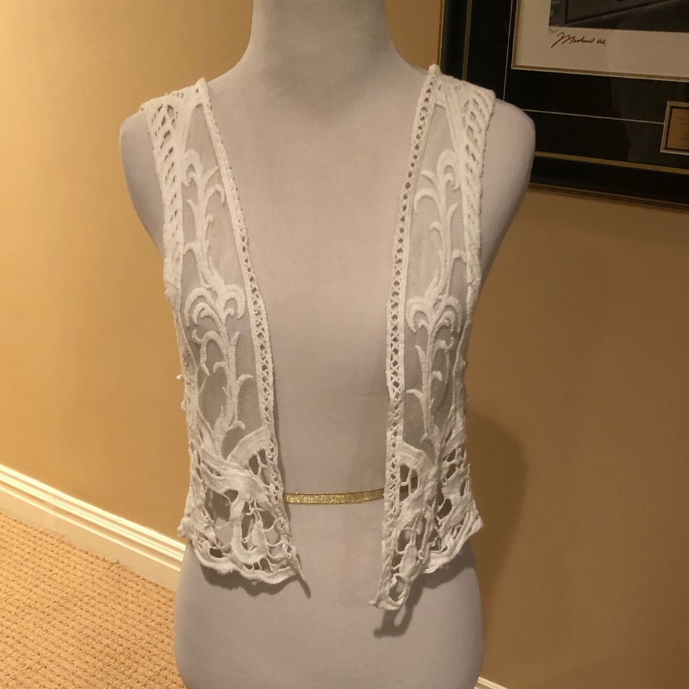 Cute lace design vest style top